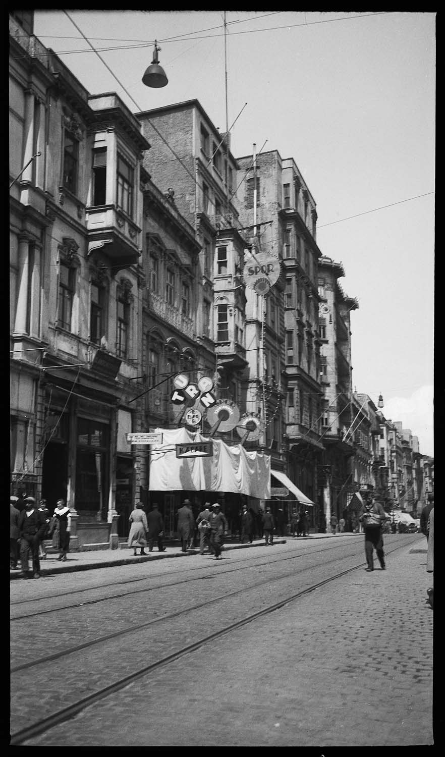 La grande rue de Pera à la hauteur du passage de Karlman
